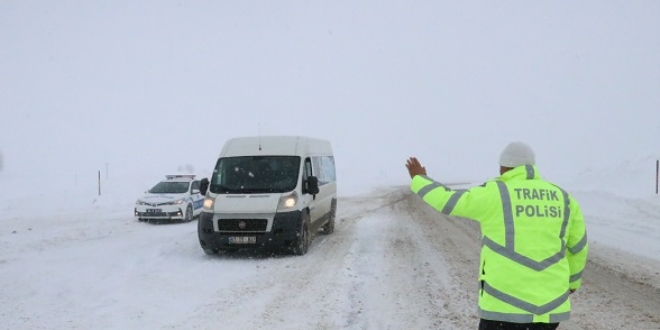 Erzincan'da ulaşıma sis ve tipi engeli