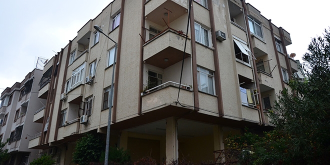 Komşularına sinirlendi, binaya çürük raporu aldırdı