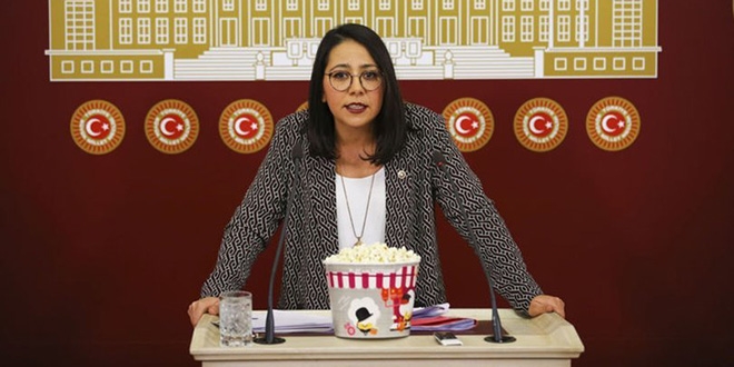 CHP'li vekil, basın toplantısına patlamış mısırla geldi
