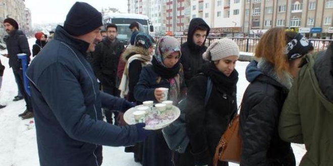 Yozgat'ta duraklarda bekleyenlere sıcak süt dağıtıldı