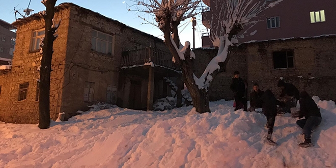 Tatil anonsunu duyan öğrencilerin coşkusu