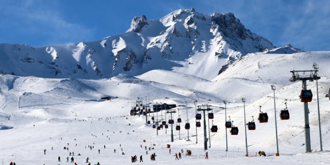 Erciyes'te güneşli havada kayak keyfi