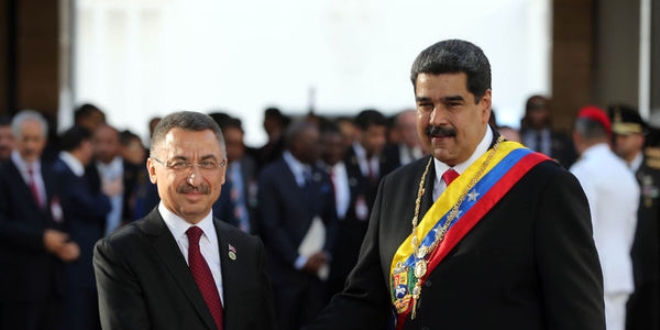 Maduro yemin treninde, Cumhurbakan Yardmcs Oktay' selamlad
