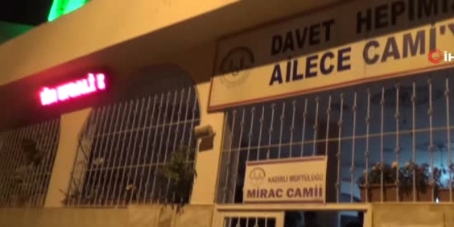 Teleskopla çocukların ve gençlerin ilgisini camiye çekiyor