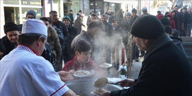 Tarihi camide 'pilav ikramı' geleneği