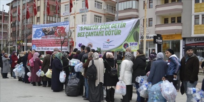 Safranbolu'da plastik şişe getirene bez çanta hediye