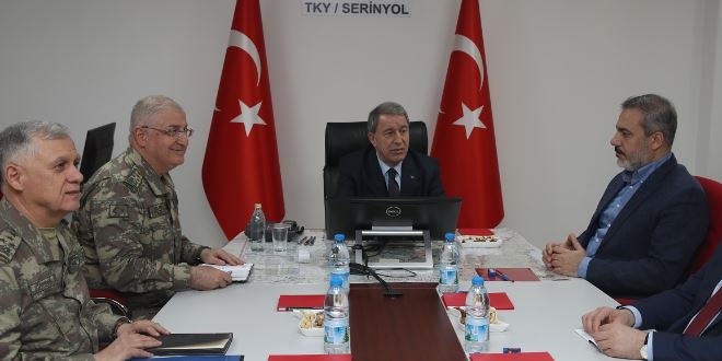 Bakan Akar, komutanlar ve MİT Müsteşarı Fidan sınırda