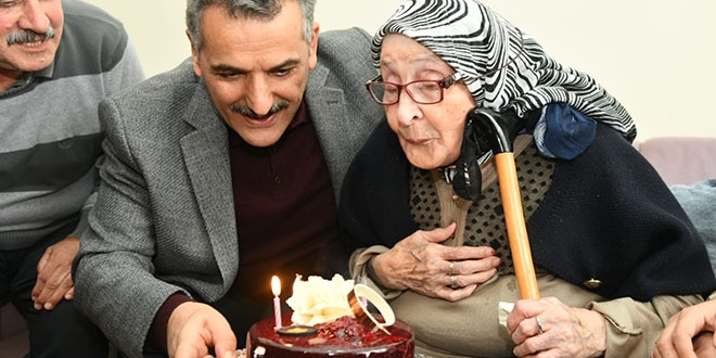 Asırlık nineye validen sürpriz doğum günü