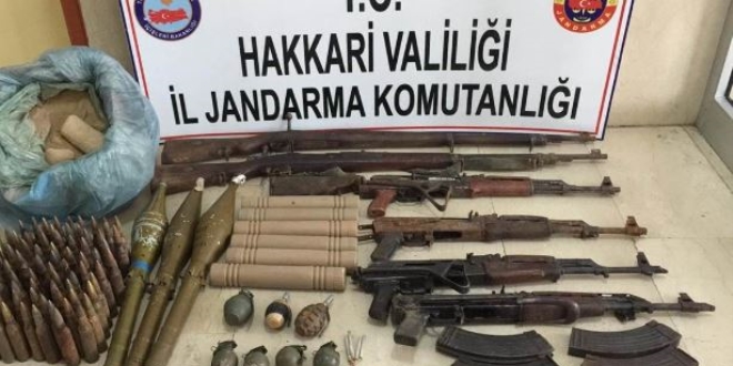 Çukurca'da çok sayıda silah ve mühimmat ele geçirildi
