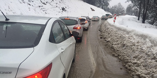 Uluda yolunda hafta sonu ara kuyruu olutu