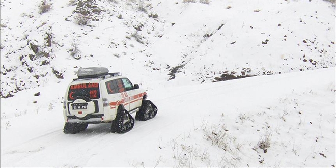 Hastayı 2 kilometre yürüyerek ambulansa taşıdılar