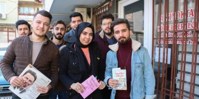 Üniversiteliler, görme engellilere kitap okuyor
