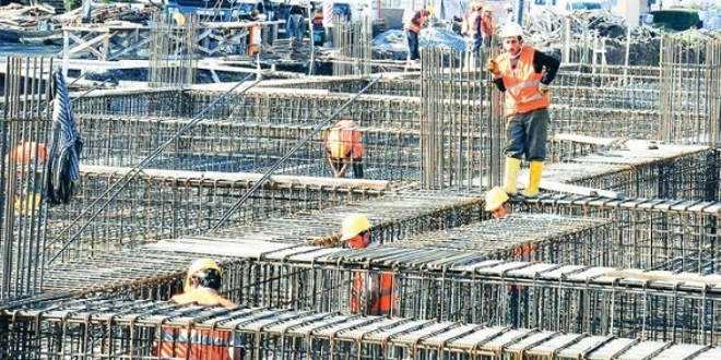 İnşaat sektörü giderek küçülüyor