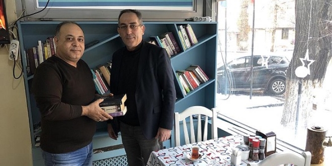 Gurbetteki kardeşlerine kitap ulaştırıyorlar