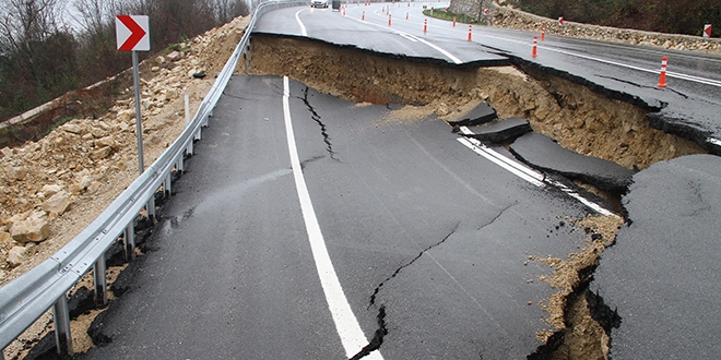 Düzce'de heyelan nedeniyle yol trafiğe kapatıldı