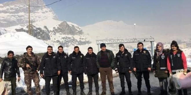 Üs bölgelerinde görevli polislere kışlık kıyafet dağıtıldı