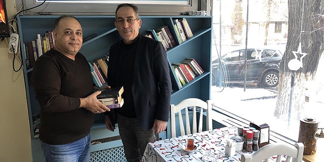 Gurbetteki kardeşlerine kitap ulaştırıyorlar