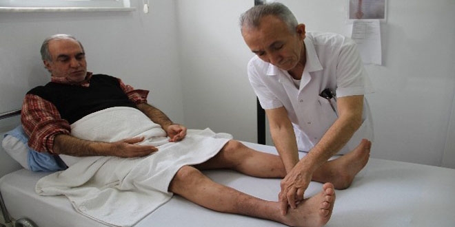 Bacağını kaybetme korkusuyla gelip, yürüyerek çıktı