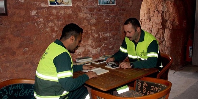 Çöpten çıkan kitaplarla kurulan kütüphane büyüyor