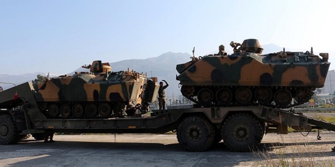 İdlib sınırına askeri sevkıyat sürüyor