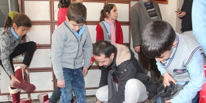 Vekil öğretmen öğrencilerin yüzünü güldürdü