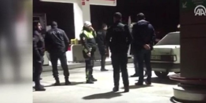 Silah gösterip tehdit ettikleri otobüsten 28 polis çıktı