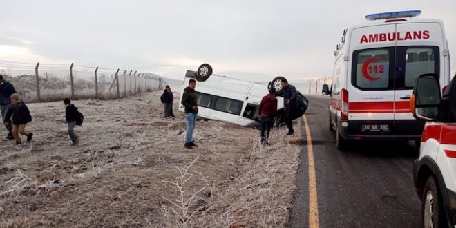 Kars'ta minibüs devrildi: 7 yaralı