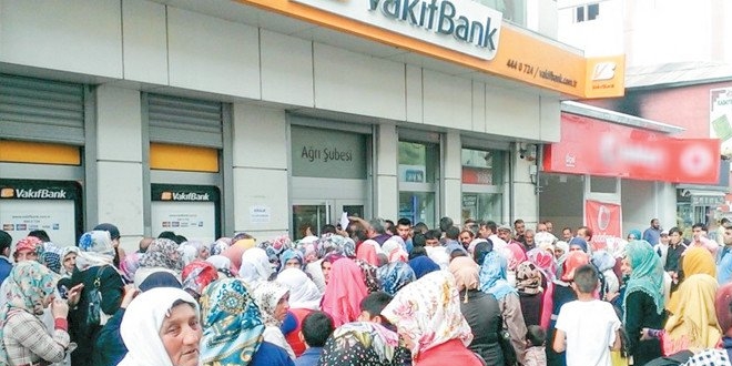 Vatandaşlara yönelik paketler açıklayan hükümete kamu bankası desteği