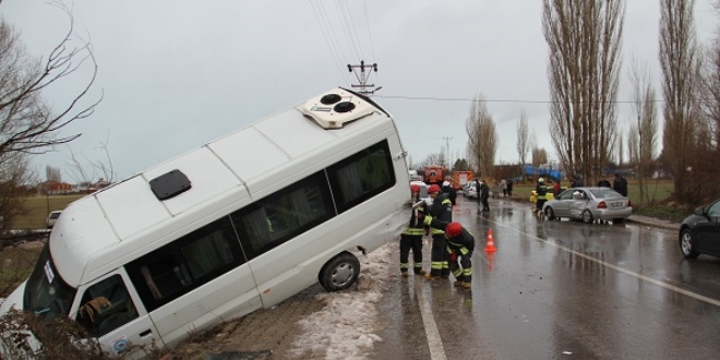 Konya'da öğrenci servisi, otomobil ve kamyona çarptı: 16 yaralı