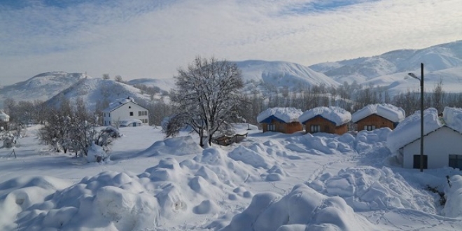 Tunceli'de bir ilçe kar nedeniyle görünmez oldu