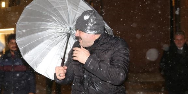 Rektör öğrencilerle kartopu oynadı