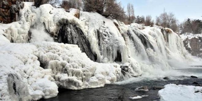 Donan Muradiye Şelalesi, görsel şölen sunuyor