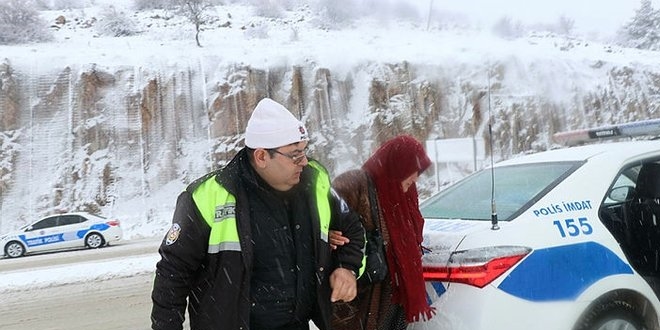Kaza yapan araçlara binmedi, evine polis bıraktı