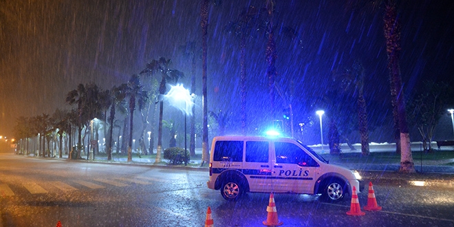Mersin'de kuvvetli frtna hayat olumsuz etkiliyor