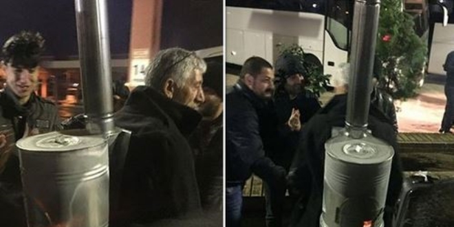 Sırtında yanan odun sobasıyla sokaklarda gezdi
