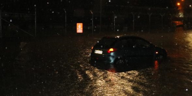 Adana sağanak yağışa teslim oldu