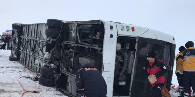 Sivas'ta yolcu otobs devrildi, 15 yaral