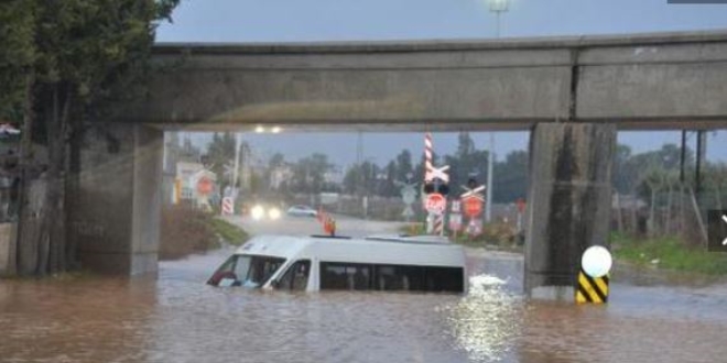 Adana'da sel, çok sayıda araç suda kaldı