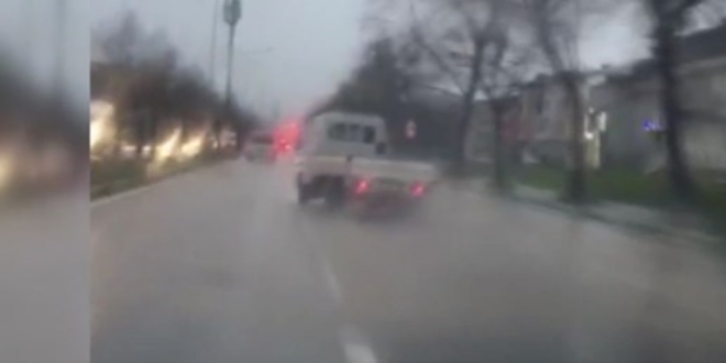Kamyonet sürücüsü trafikte drift yaptı