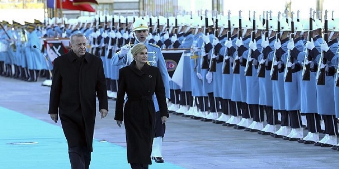 Cumhurbakan Erdoan, Kitarovi'i resmi trenle karlad