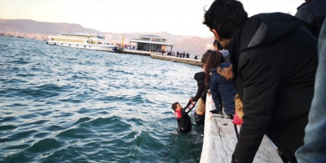 Denize düşen kişiyi polis memurları kurtardı