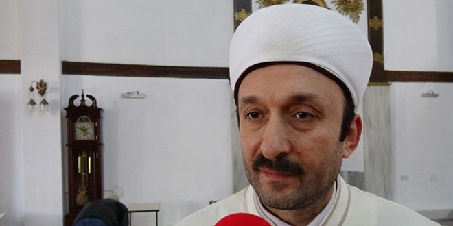 Tarihi camiye giren hırsız imamın cübbesini çaldı