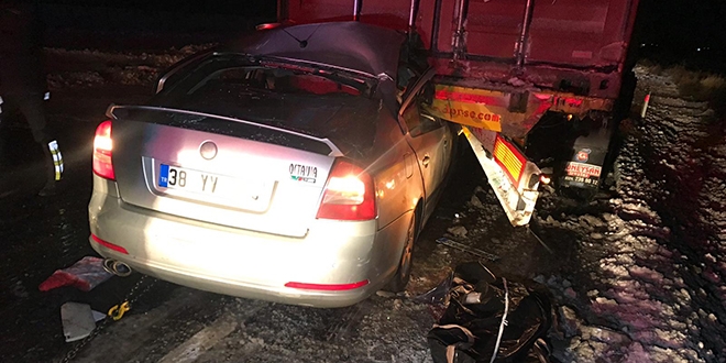 Konya'da otomobil tırla çarpıştı: 4 ölü, 2 yaralı