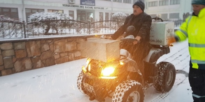 Başkan ATV'ye bindi , ekiplerle kar temizleme çalışmalarına katıldı