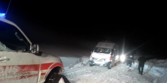 Hasta almaya giden ambulans mahsur kaldı
