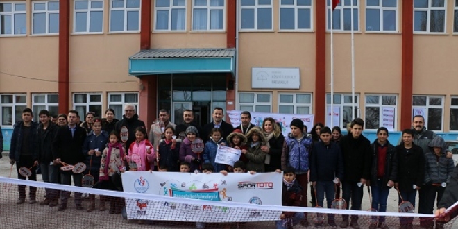 Öğrencilerin karne hediyesi raket oldu