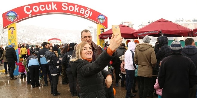 Vali Sonel çocuklarla kartopu oynadı