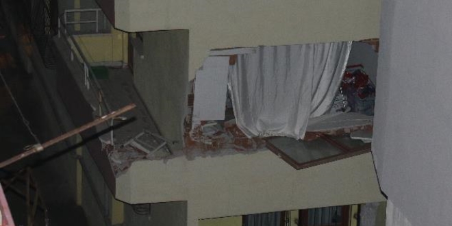 Başkent'te istinat duvarı çöktü: İki bina boşaltıldı