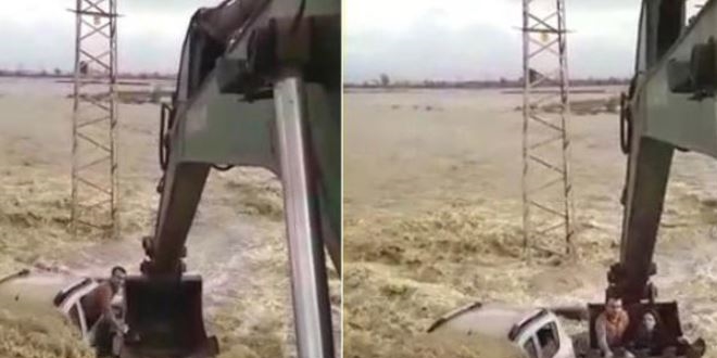 Otomobilleriyle sele kapıldılar, telefonla yardım istediler, kepçeyle kurtarıldılar