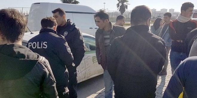 İstanbul'da araç kaldırımda yürüyenlerin arasına daldı
